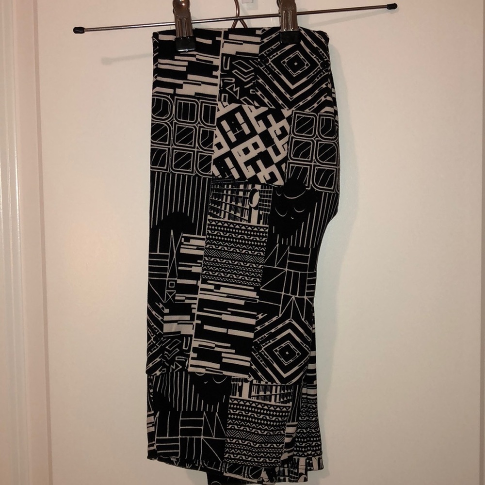 Black and white patterned OS lularoe leggings